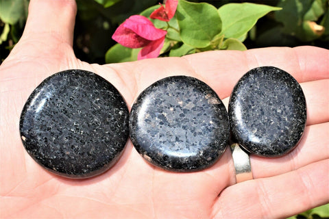 [1] Greenlandic Nuummite Crystal Pocket Palm Stone Reiki ZENERGY GEMS ~30g